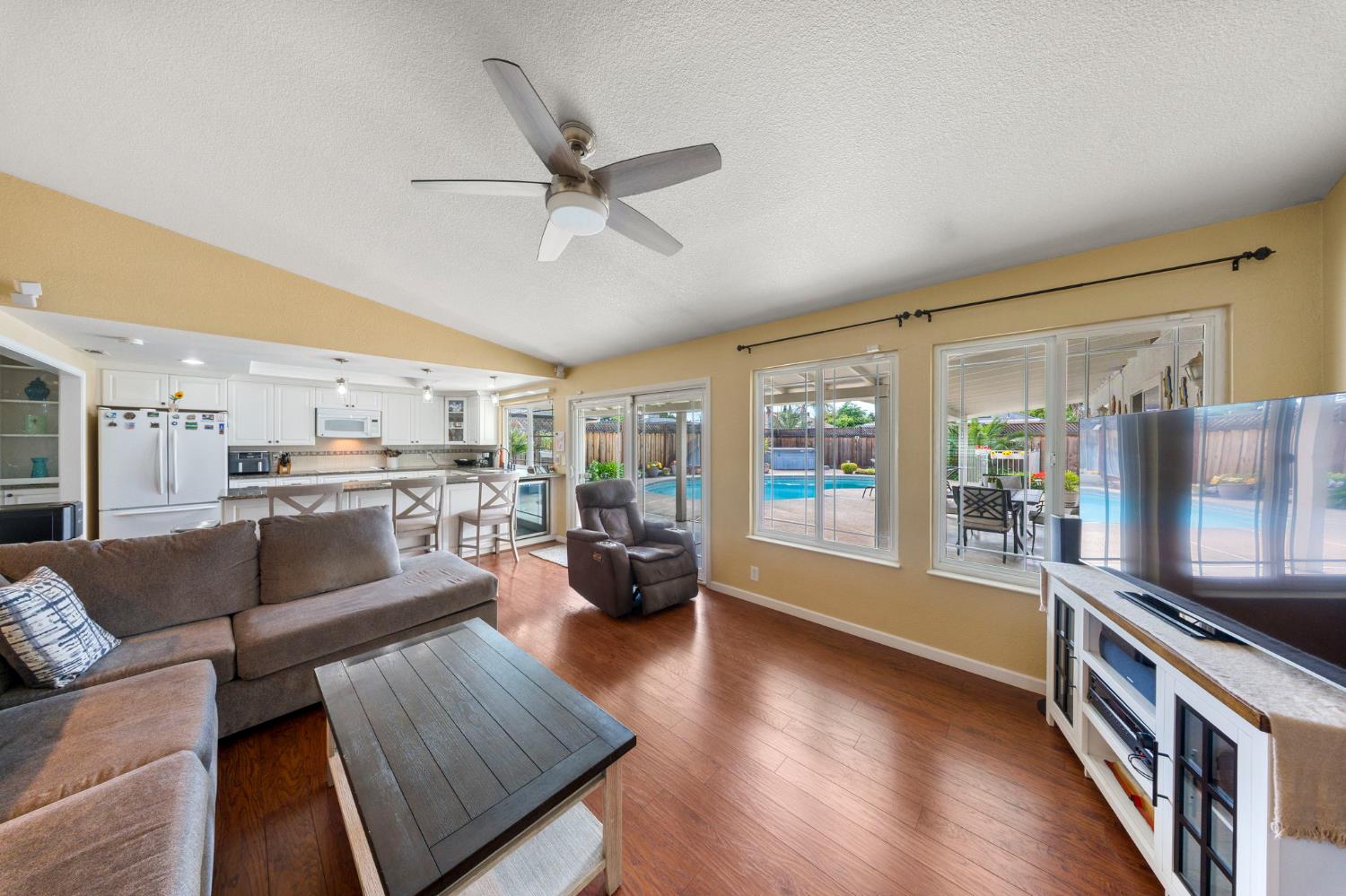 1018 E Edison, Manteca, CA 95336