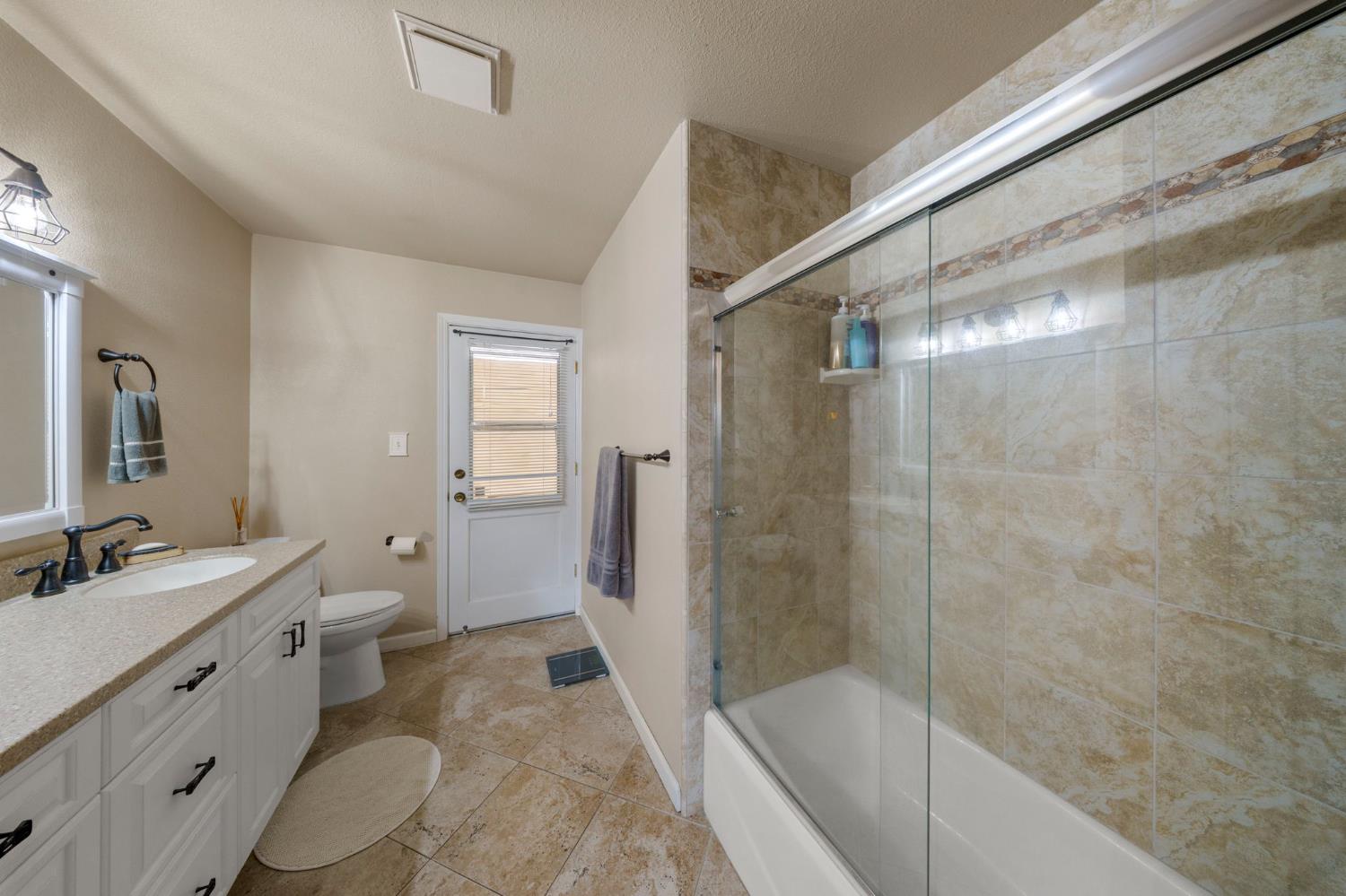 1018 E Edison, Manteca, CA 95336