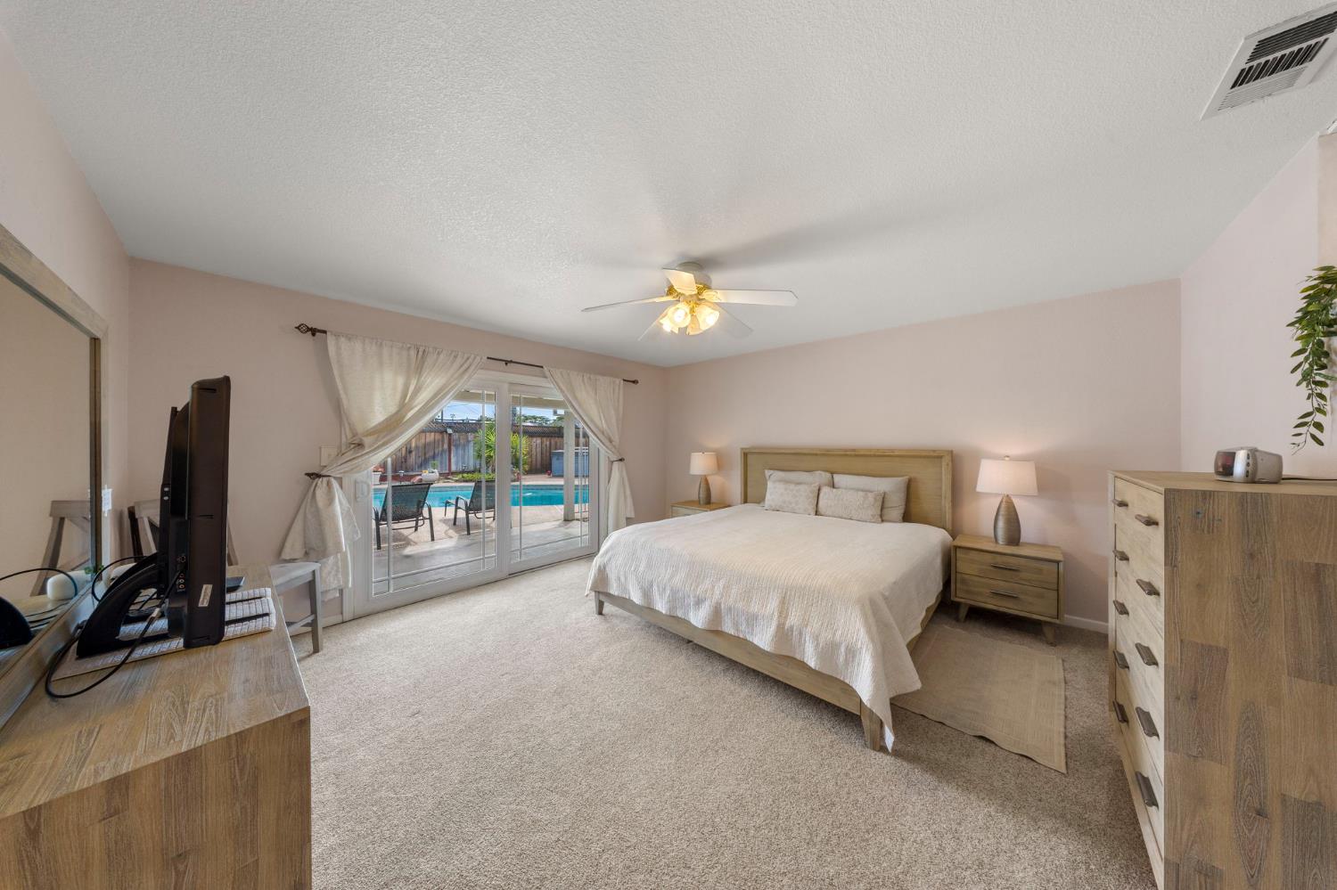 1018 E Edison, Manteca, CA 95336