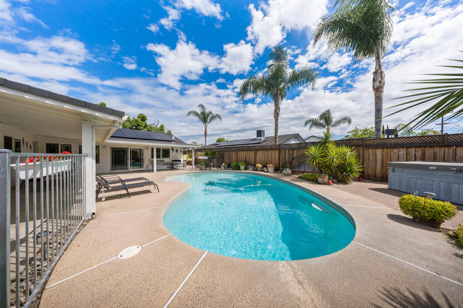 1018 E Edison, Manteca, CA 95336