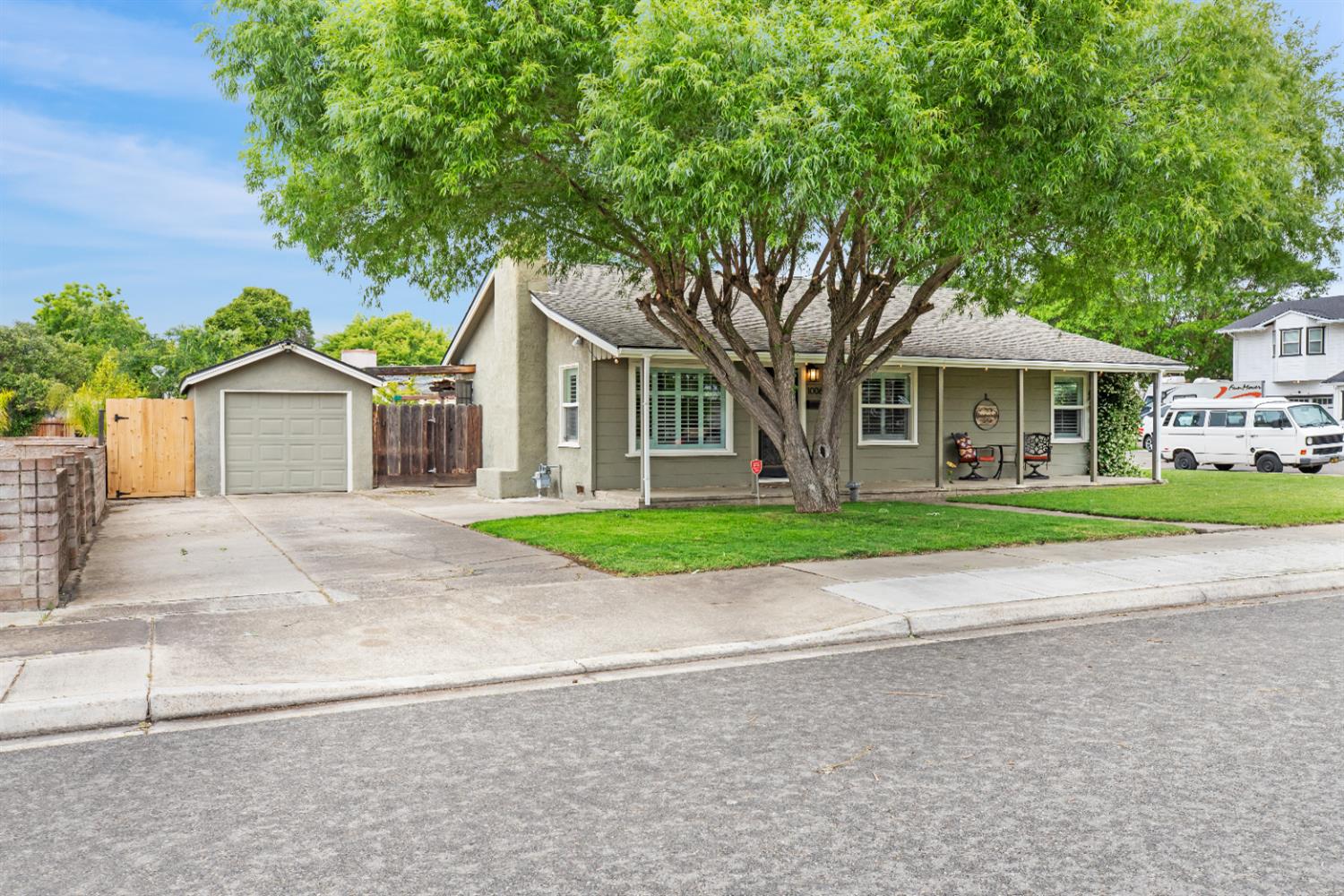 1006 Magnolia St, Oakdale, CA 95361