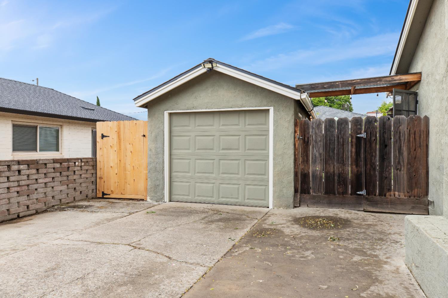 1006 Magnolia St, Oakdale, CA 95361