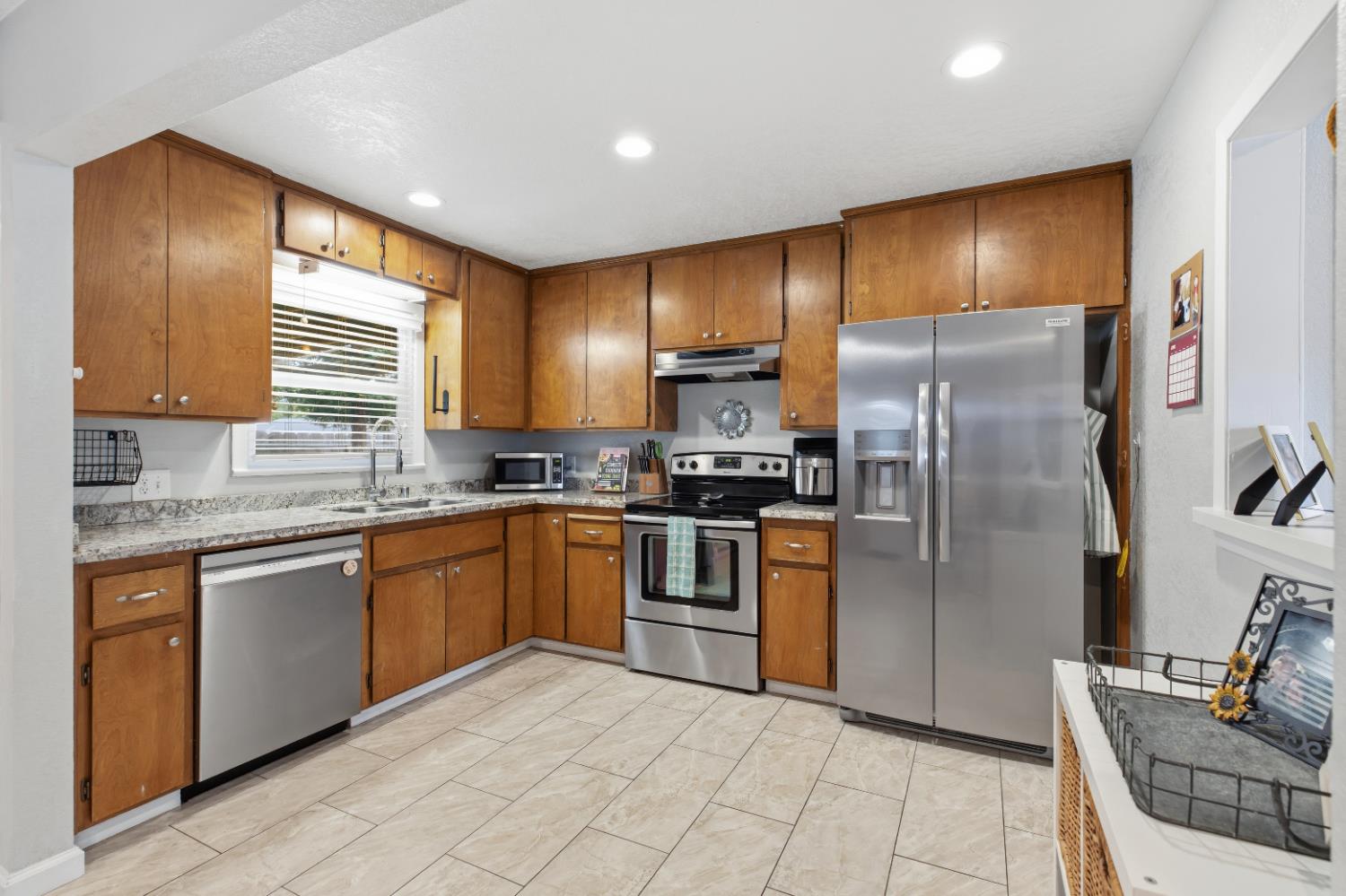 1006 Magnolia St, Oakdale, CA 95361