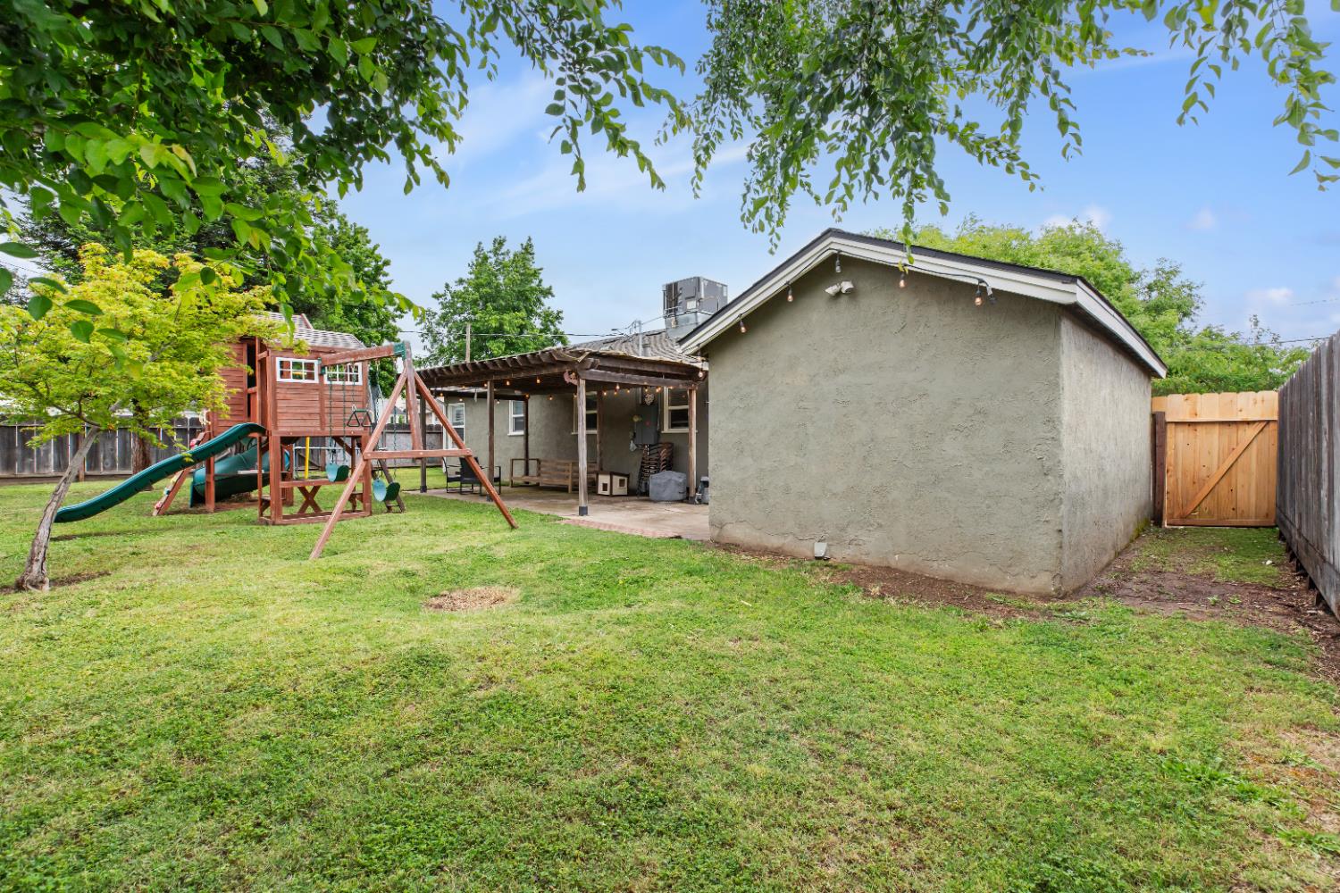 1006 Magnolia St, Oakdale, CA 95361