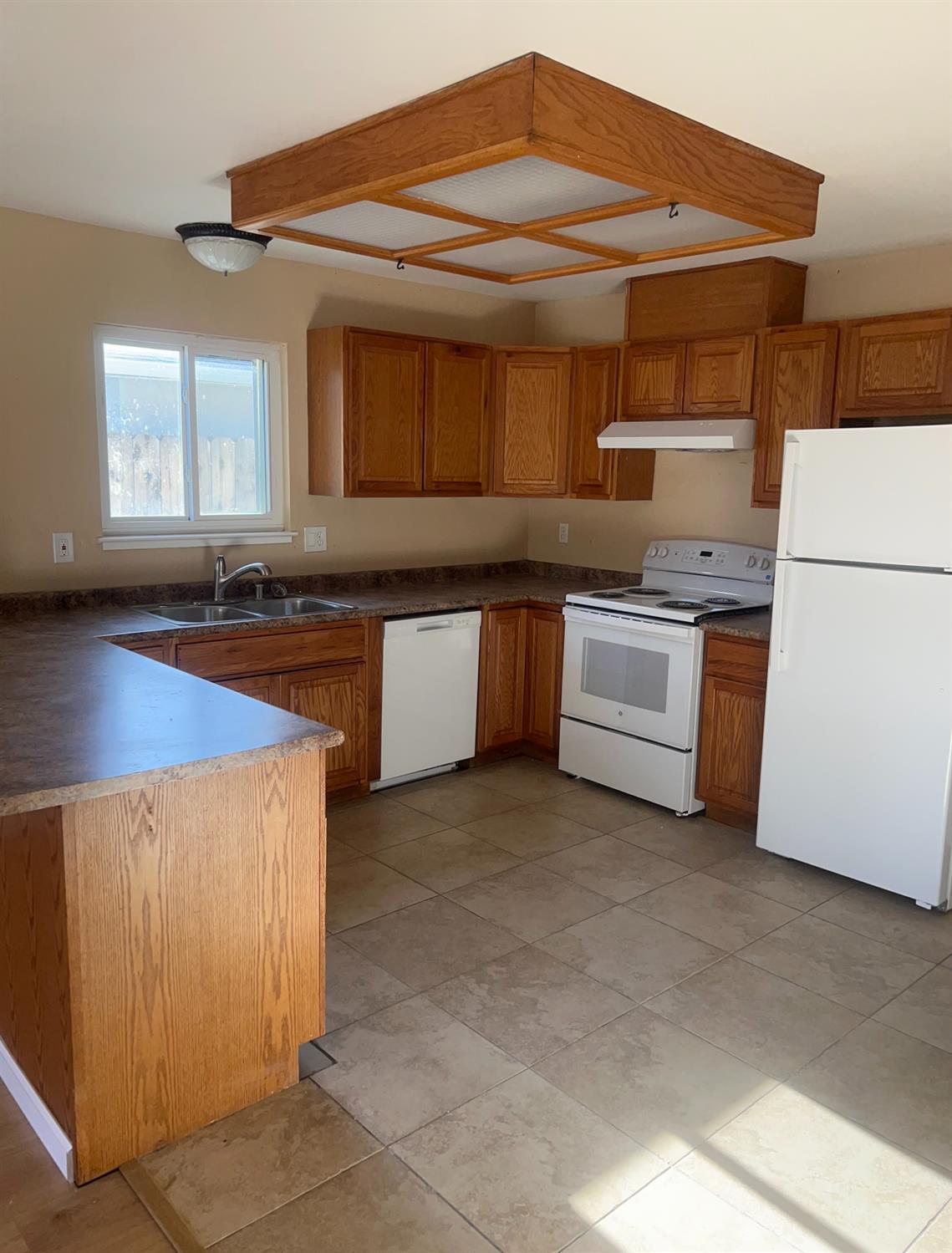 1048 Aspen Dr, Manteca, CA 95336