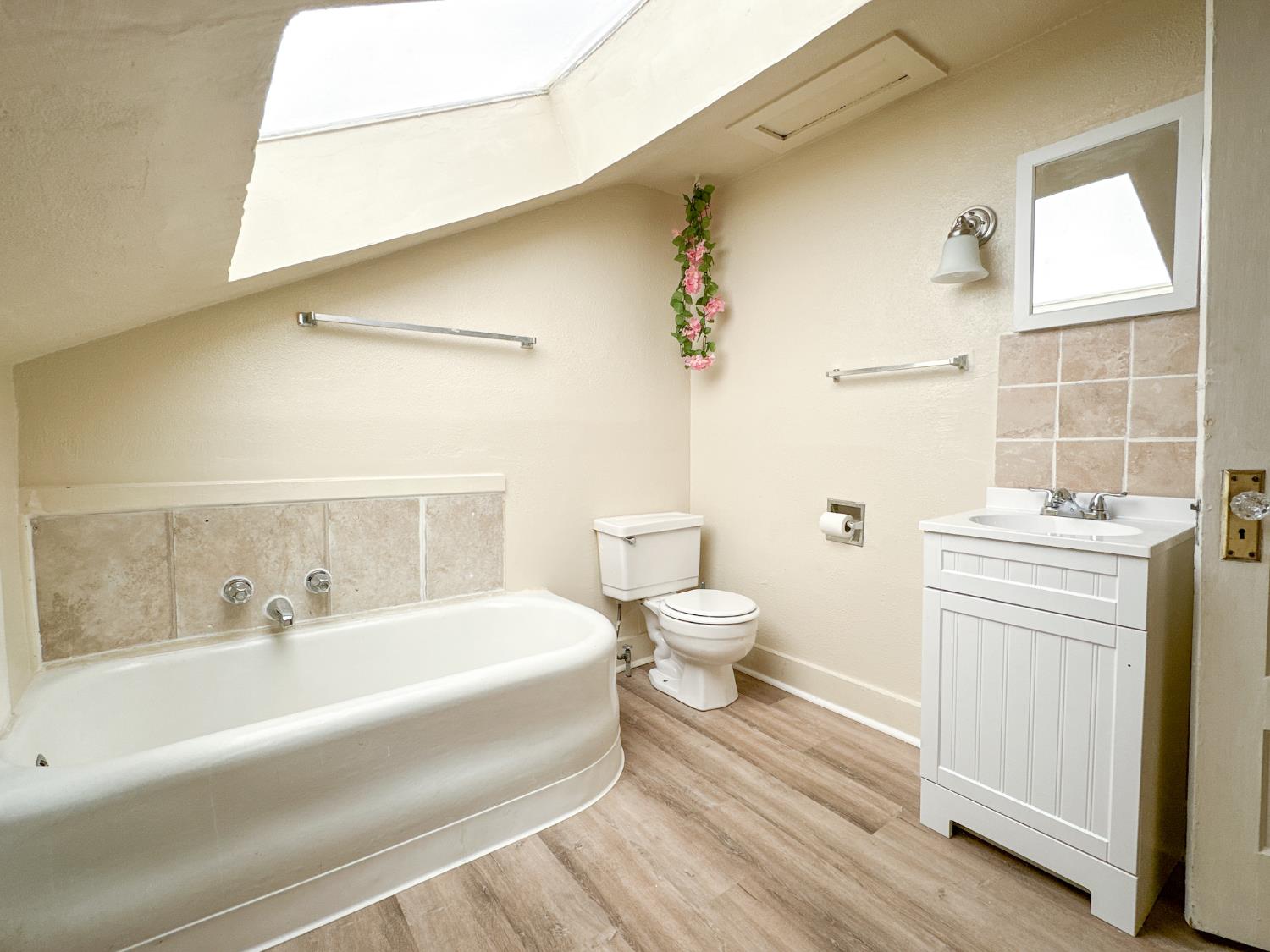 123 Almond Ave, Modesto, CA 95354