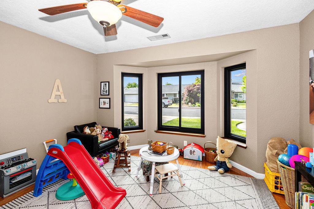 1934 Pontiac St, Oakdale, CA 95361