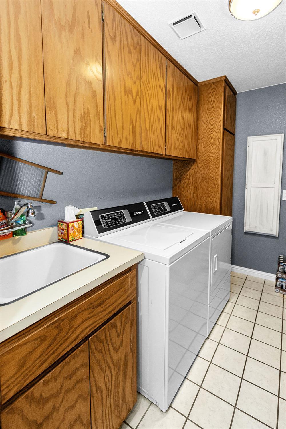 1934 Pontiac St, Oakdale, CA 95361