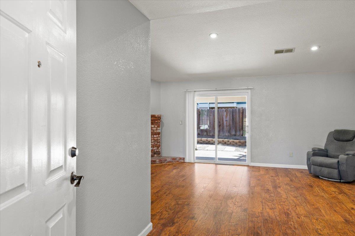 1216 Rolls Royce Ln, Modesto, CA 95351