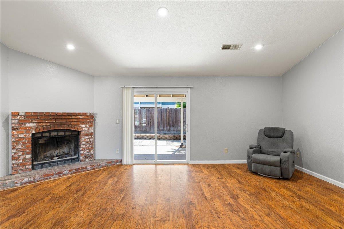 1216 Rolls Royce Ln, Modesto, CA 95351