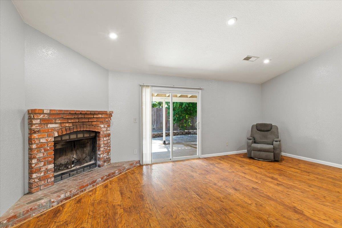 1216 Rolls Royce Ln, Modesto, CA 95351