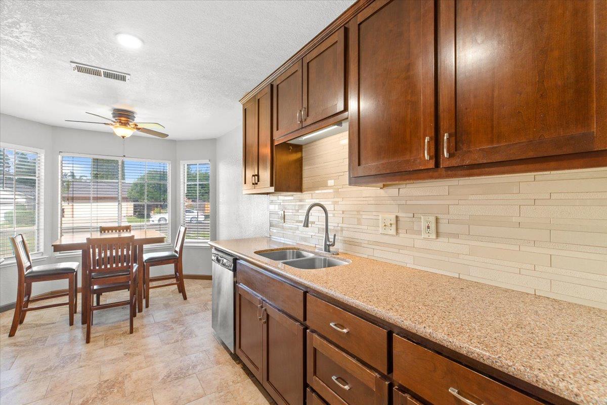 1216 Rolls Royce Ln, Modesto, CA 95351