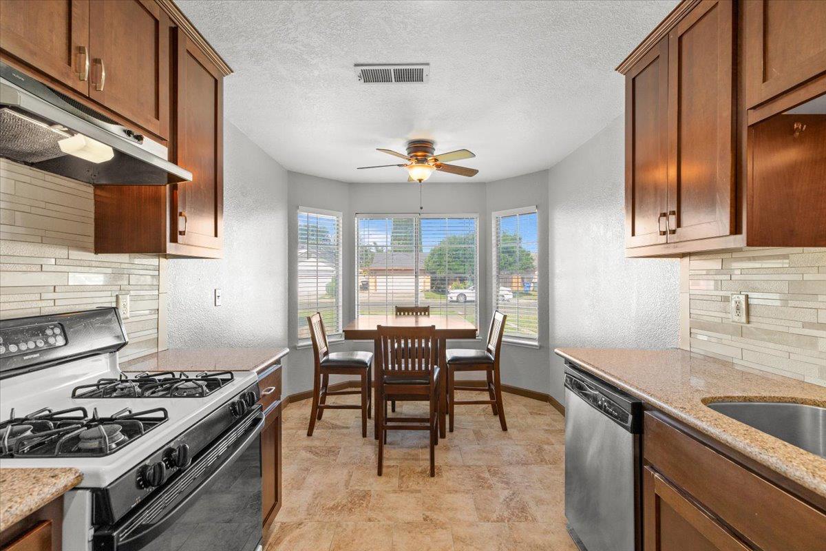 1216 Rolls Royce Ln, Modesto, CA 95351