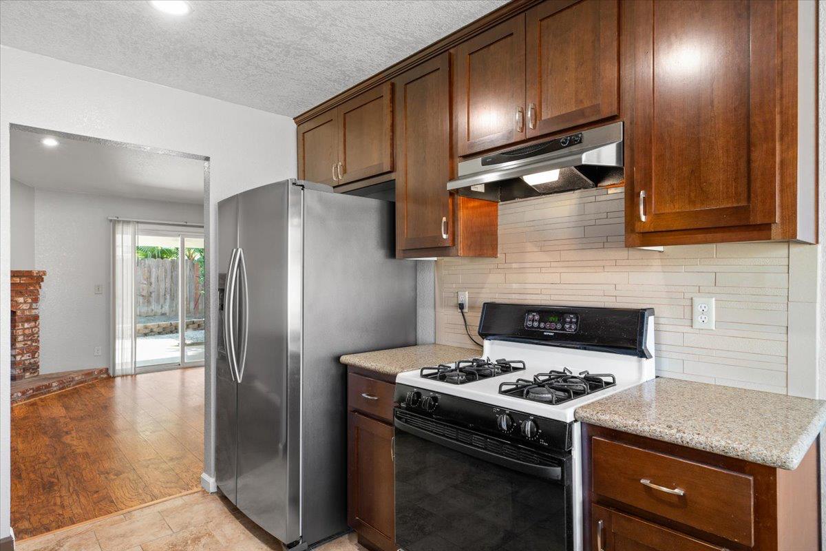 1216 Rolls Royce Ln, Modesto, CA 95351