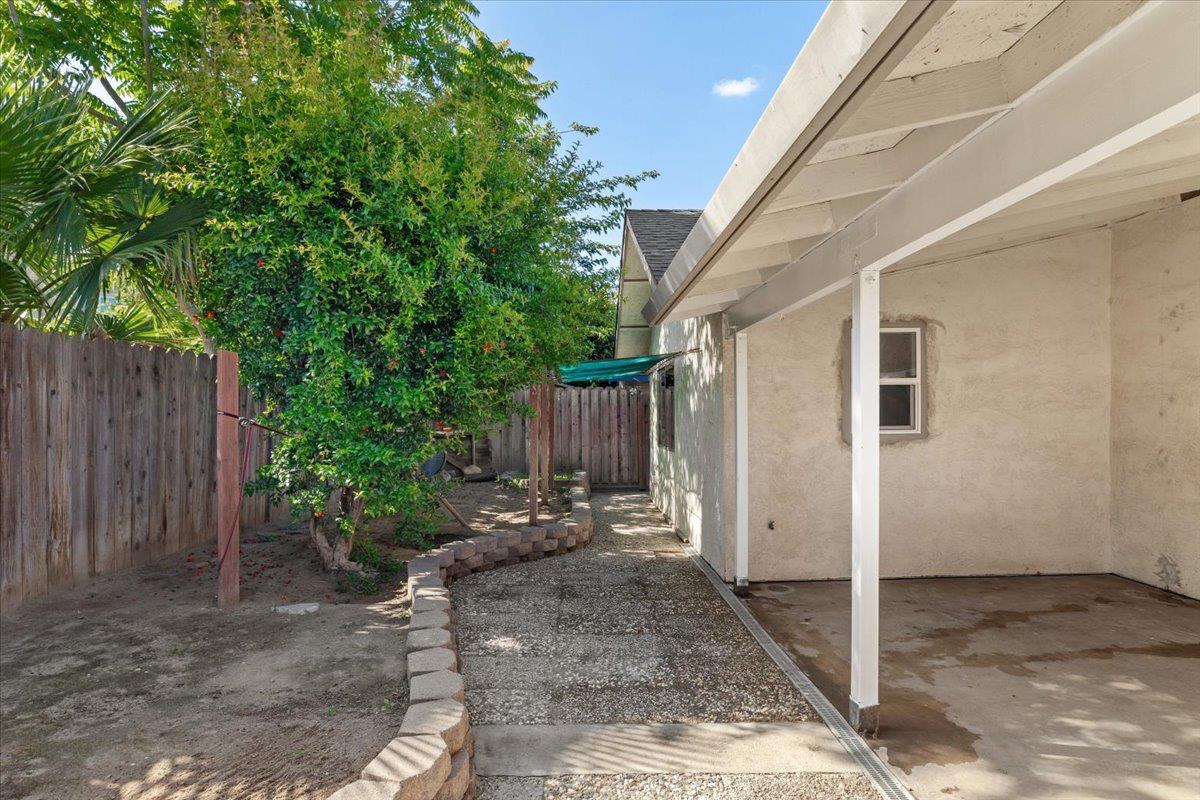 1216 Rolls Royce Ln, Modesto, CA 95351