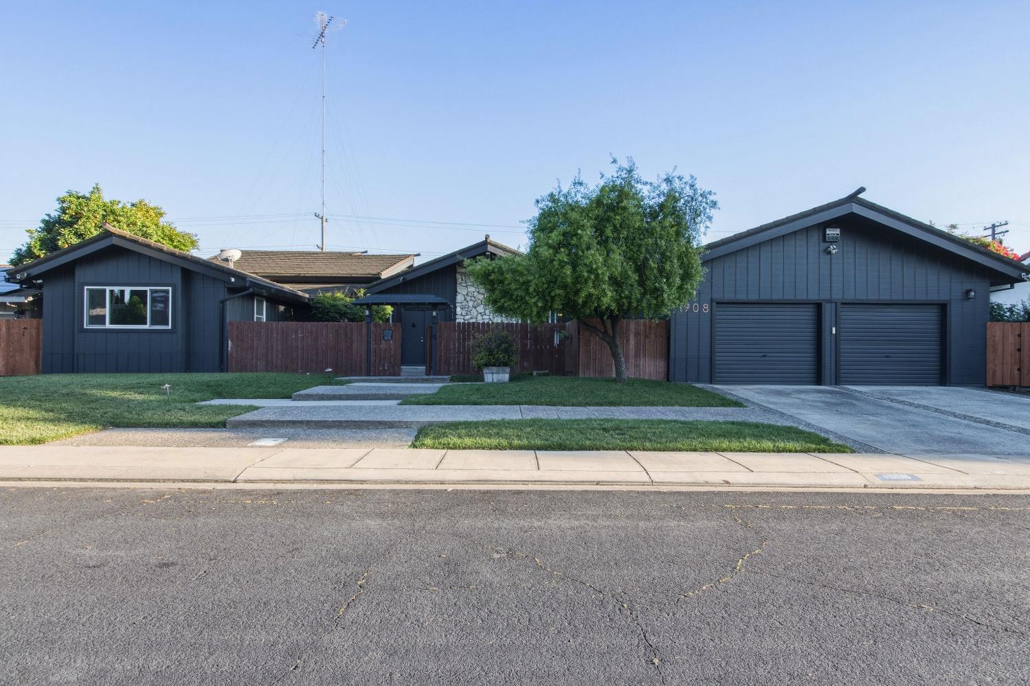1908 Chelwood, Modesto, CA 95355