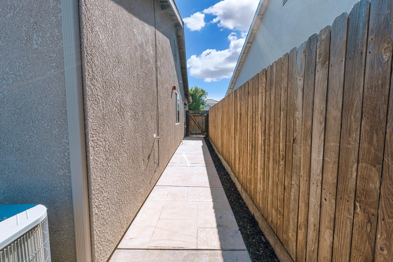 415 Morena Dr, Los Banos, CA 93635