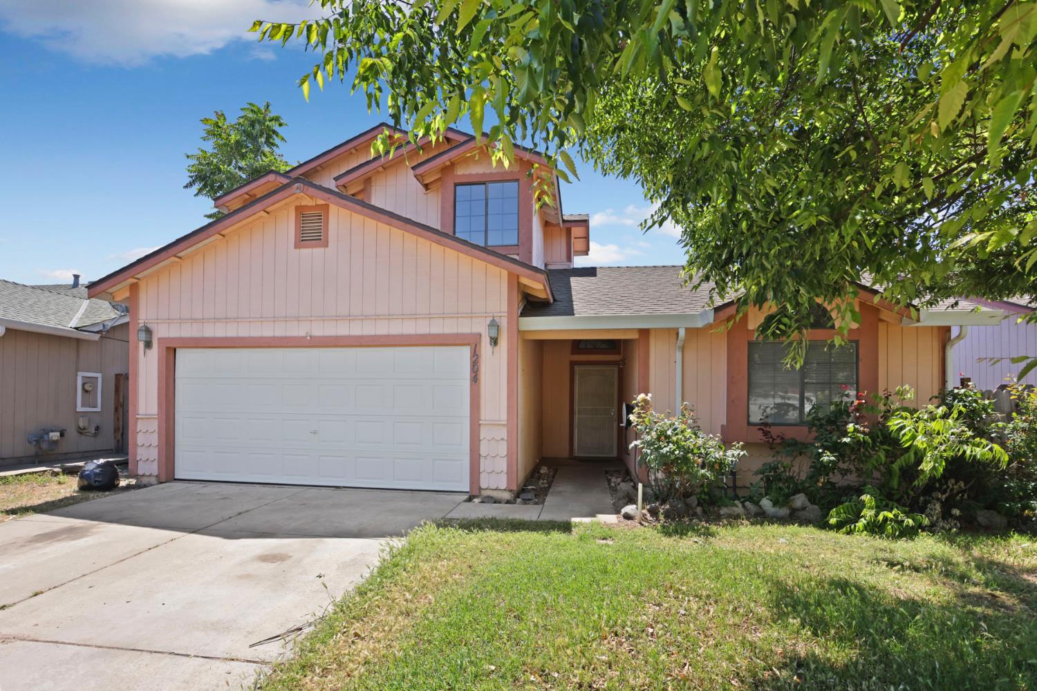 1204 Dezzani Ln, Modesto, CA 95358