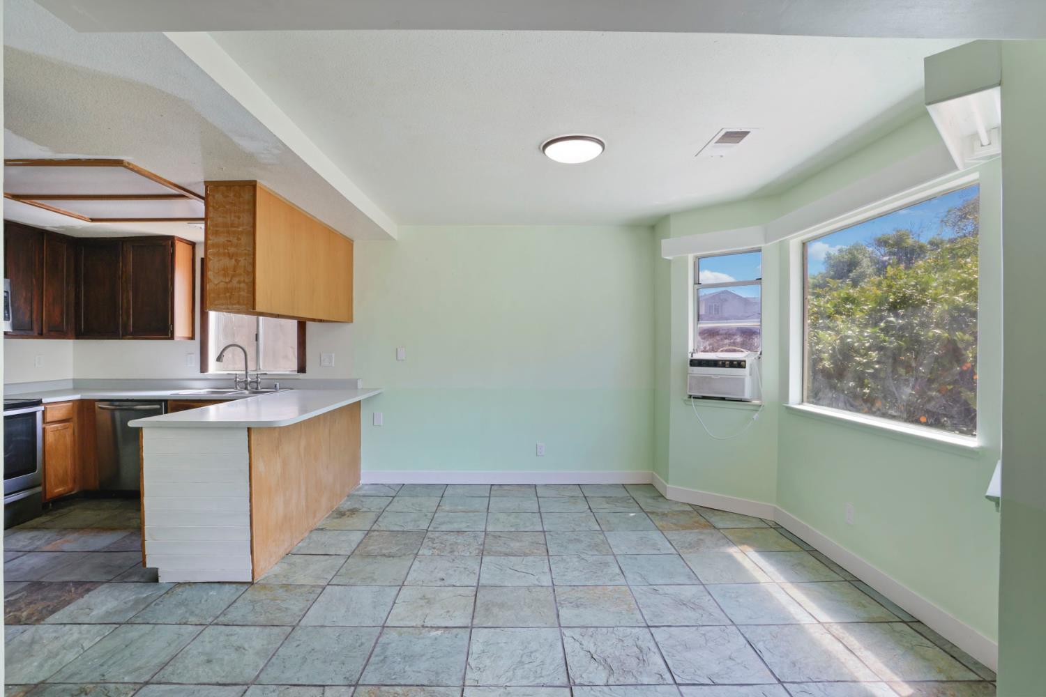 1204 Dezzani Ln, Modesto, CA 95358