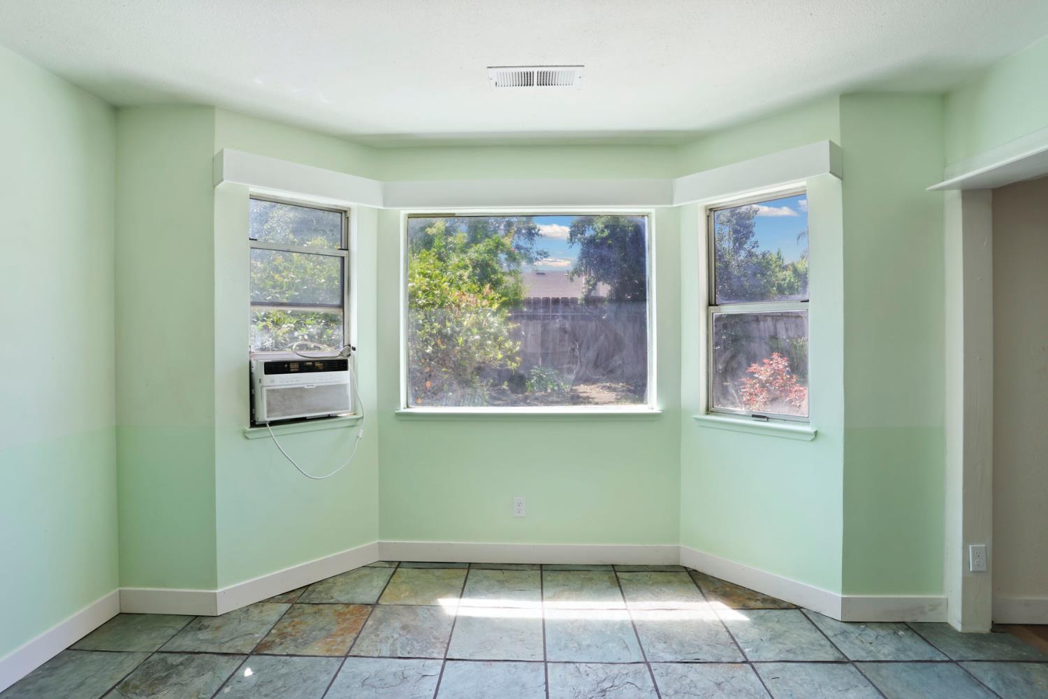 1204 Dezzani Ln, Modesto, CA 95358