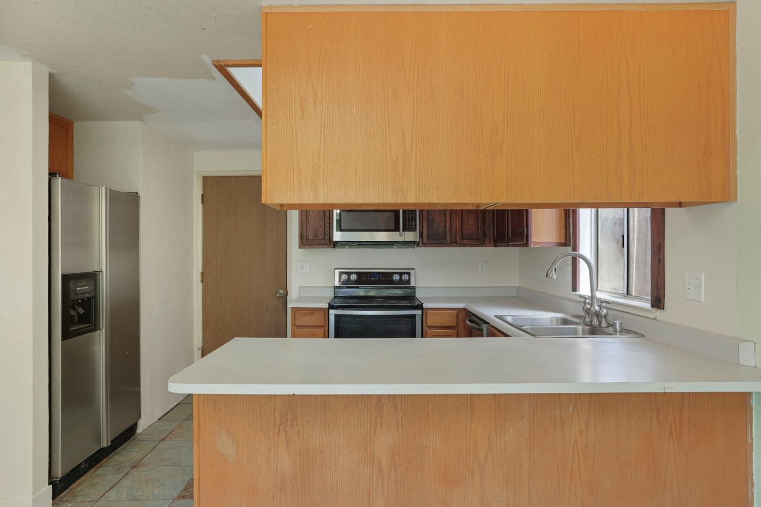 1204 Dezzani Ln, Modesto, CA 95358