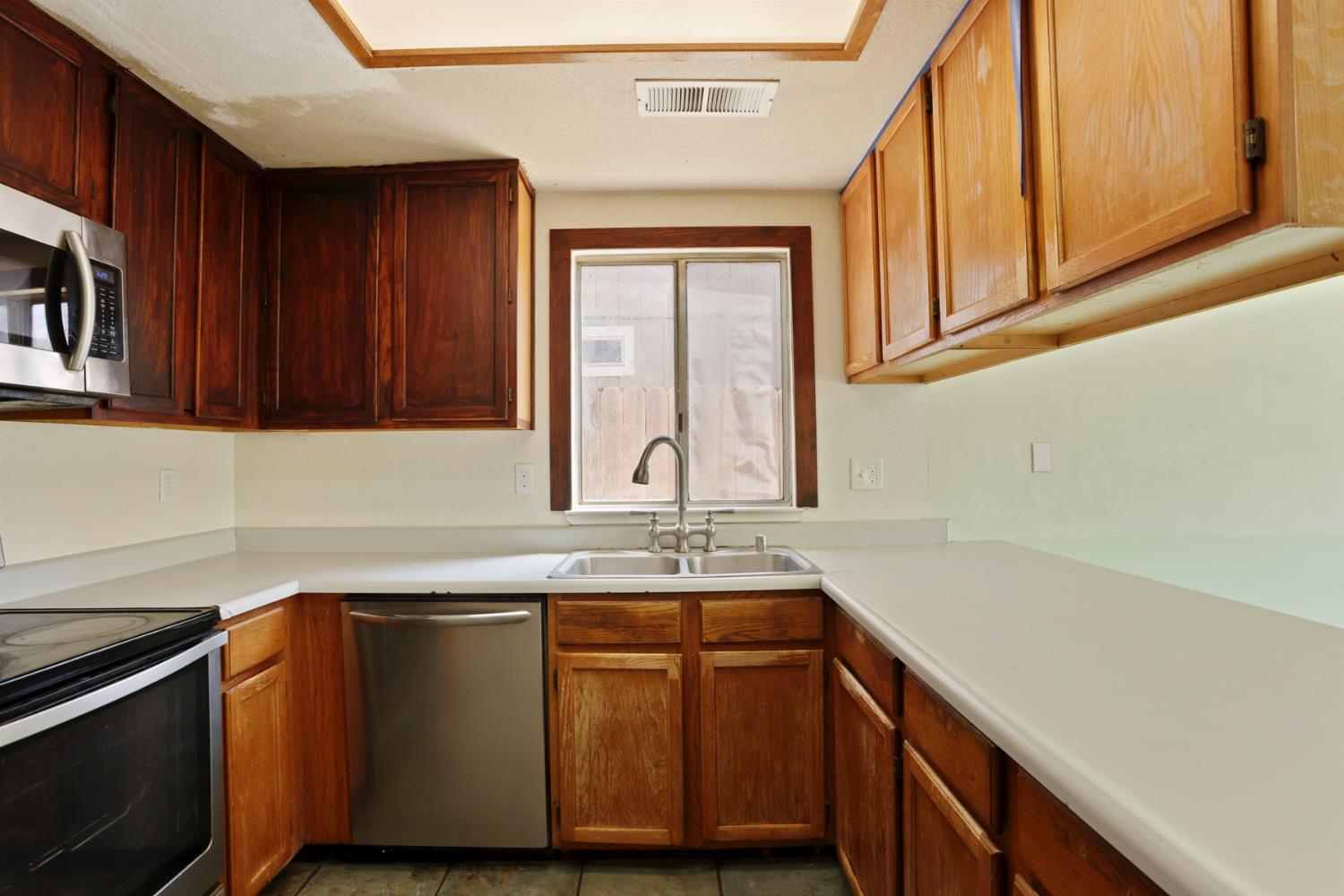 1204 Dezzani Ln, Modesto, CA 95358