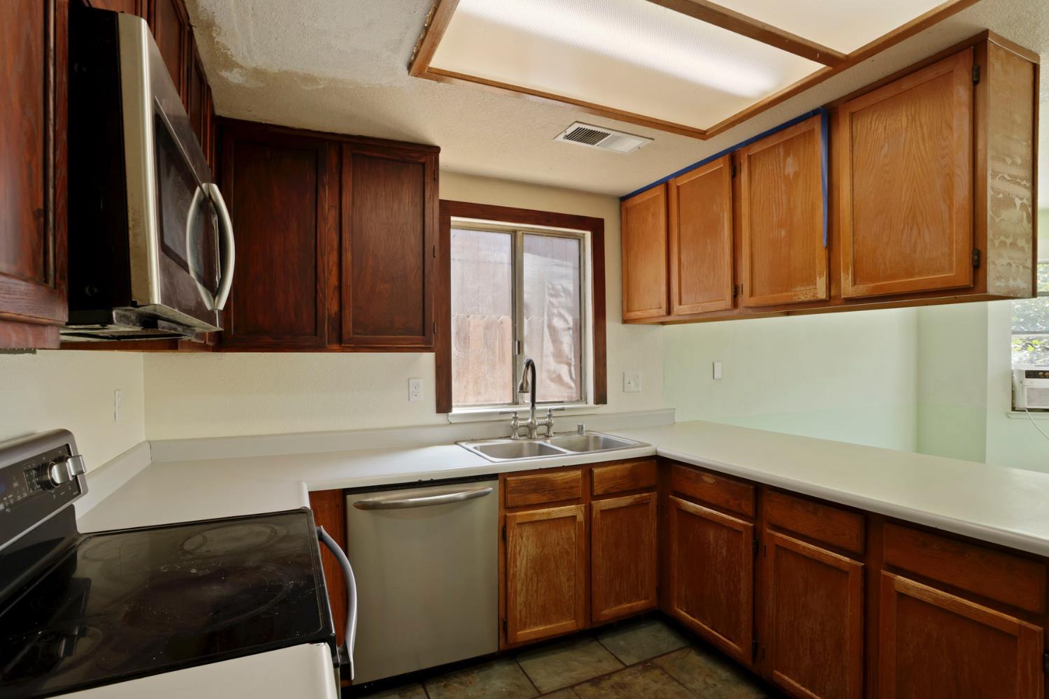 1204 Dezzani Ln, Modesto, CA 95358