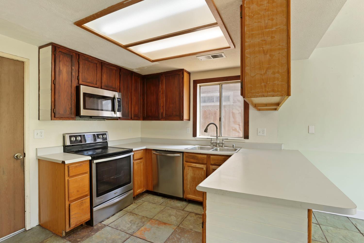 1204 Dezzani Ln, Modesto, CA 95358