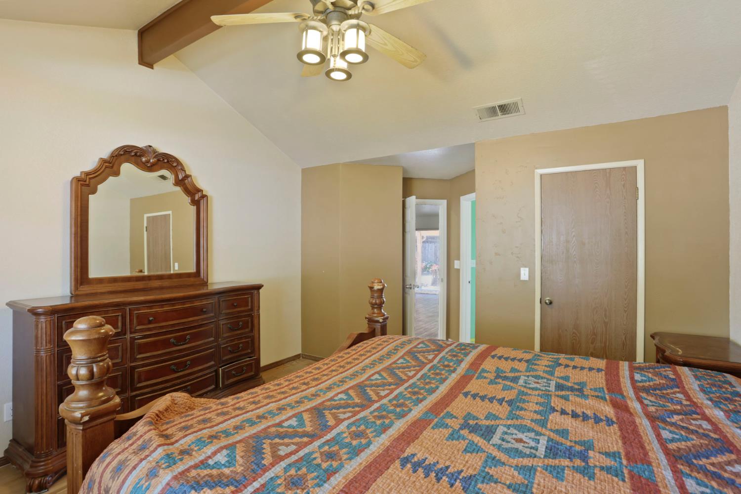 1204 Dezzani Ln, Modesto, CA 95358