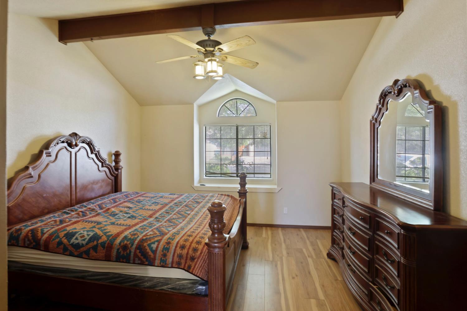 1204 Dezzani Ln, Modesto, CA 95358