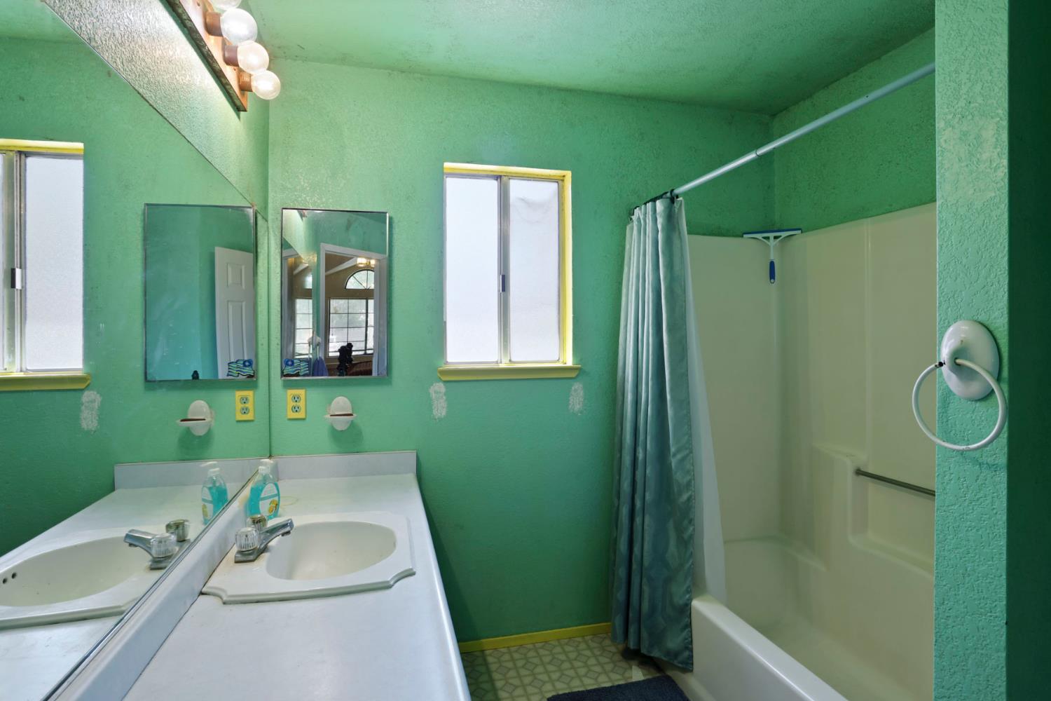 1204 Dezzani Ln, Modesto, CA 95358