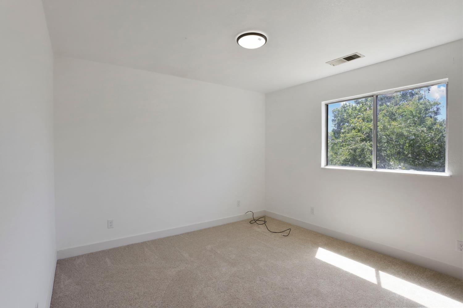 1204 Dezzani Ln, Modesto, CA 95358