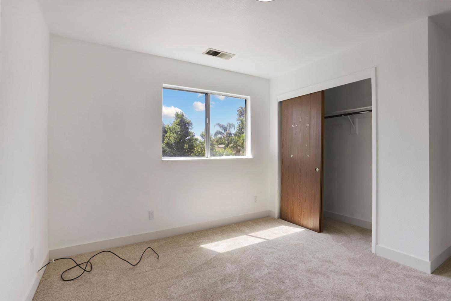 1204 Dezzani Ln, Modesto, CA 95358