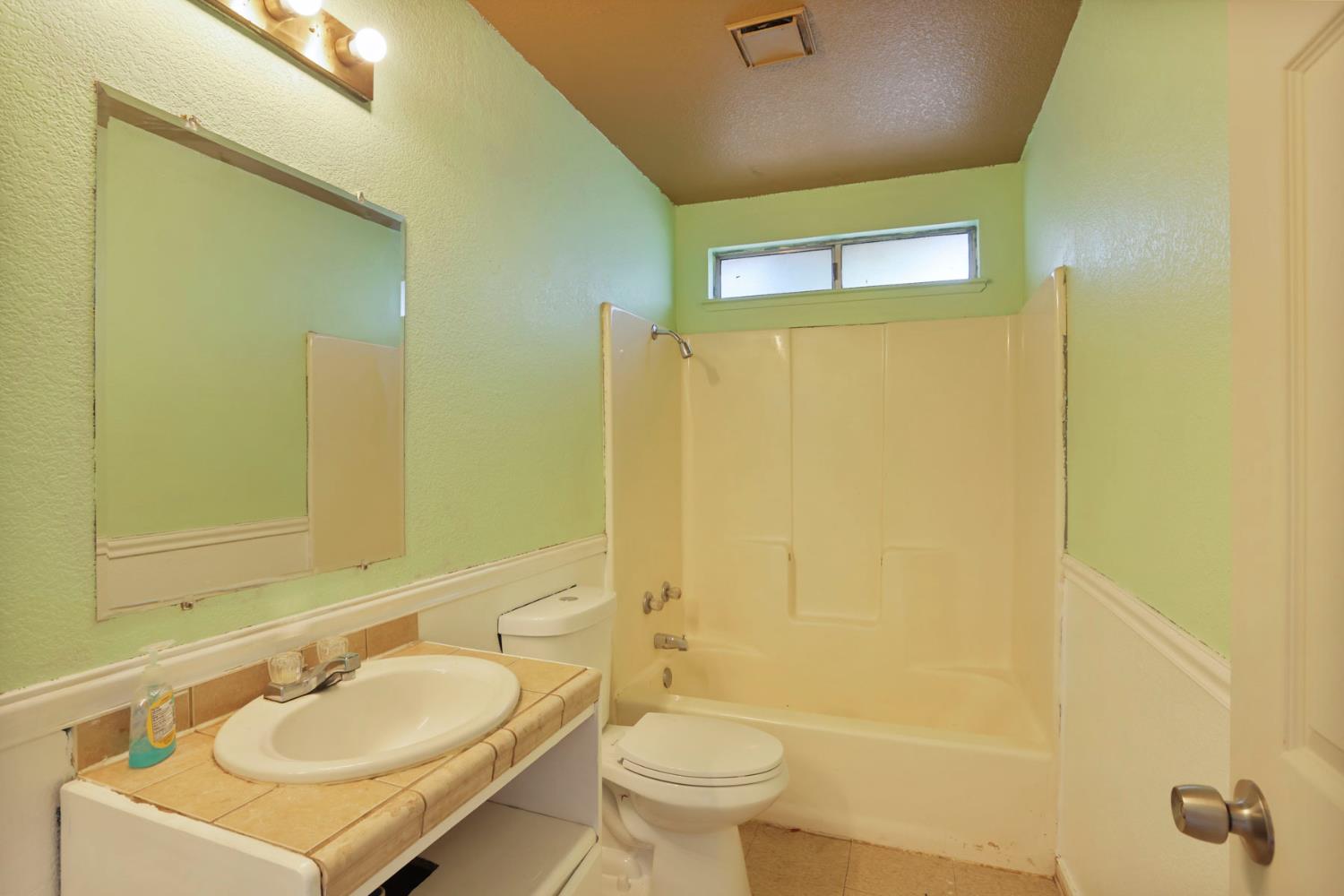 1204 Dezzani Ln, Modesto, CA 95358