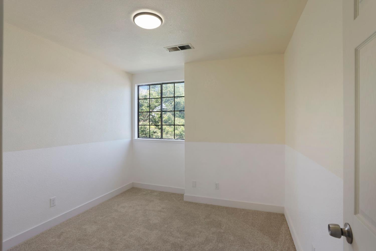 1204 Dezzani Ln, Modesto, CA 95358