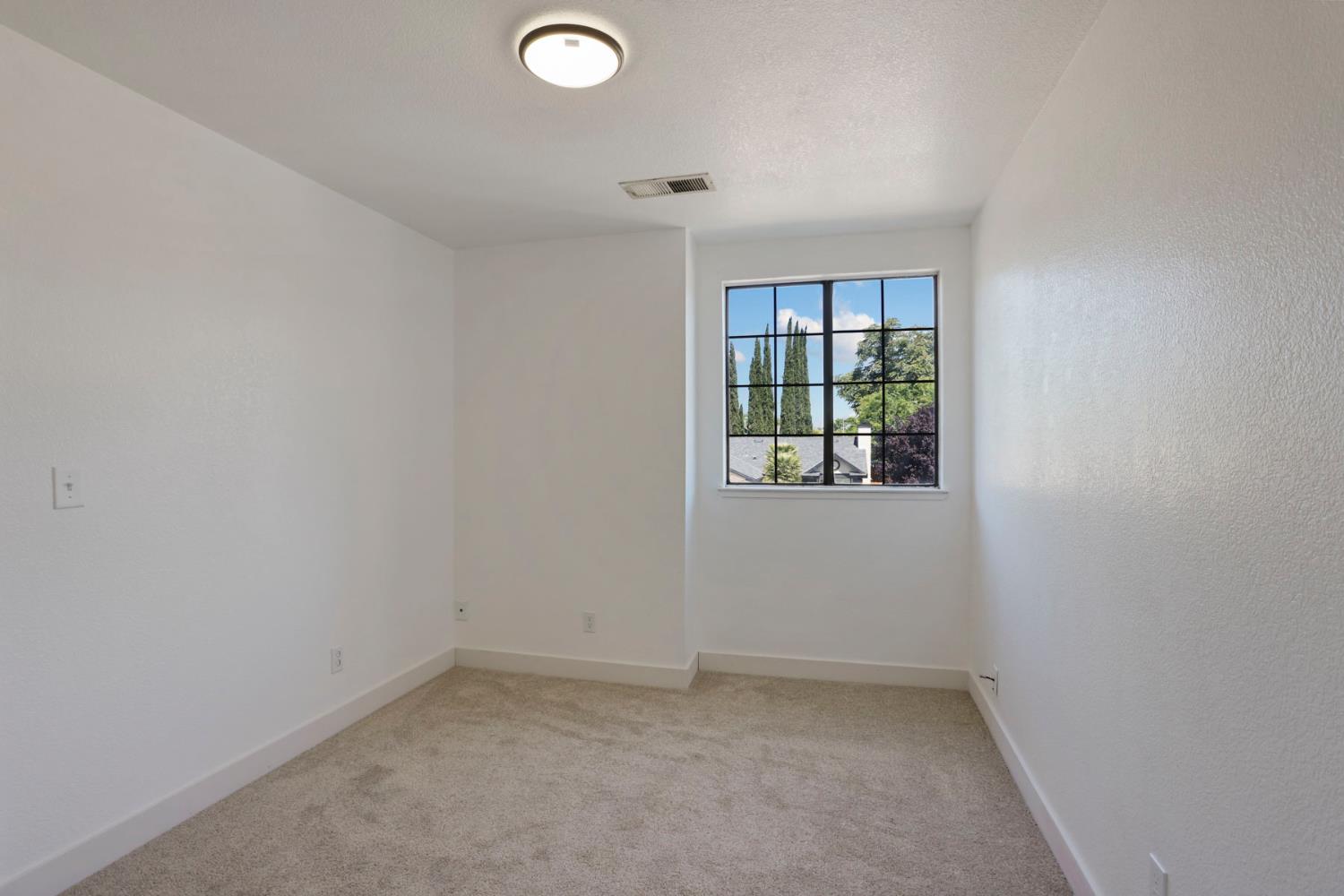 1204 Dezzani Ln, Modesto, CA 95358