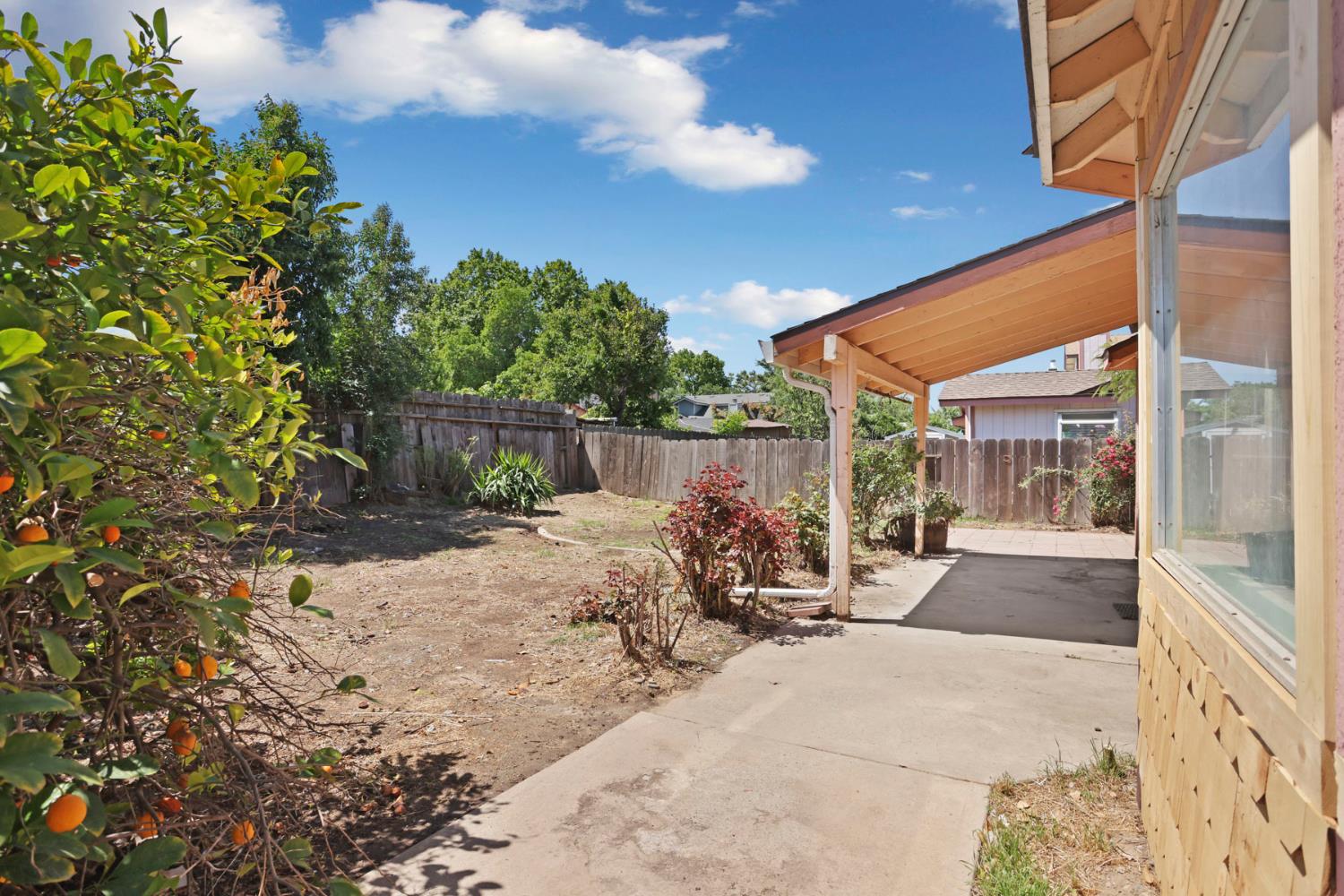 1204 Dezzani Ln, Modesto, CA 95358