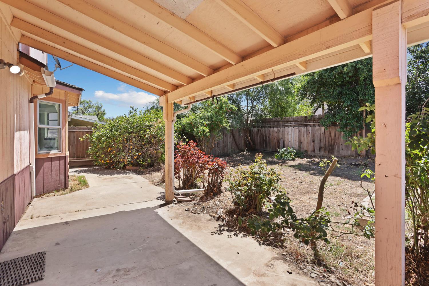 1204 Dezzani Ln, Modesto, CA 95358