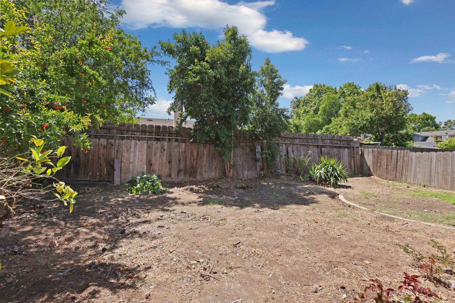 1204 Dezzani Ln, Modesto, CA 95358