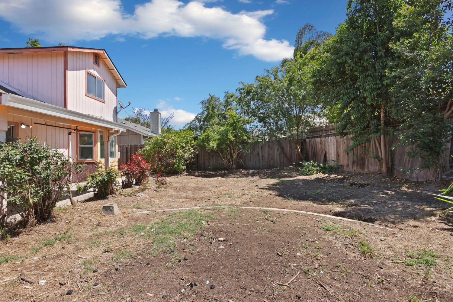 1204 Dezzani Ln, Modesto, CA 95358