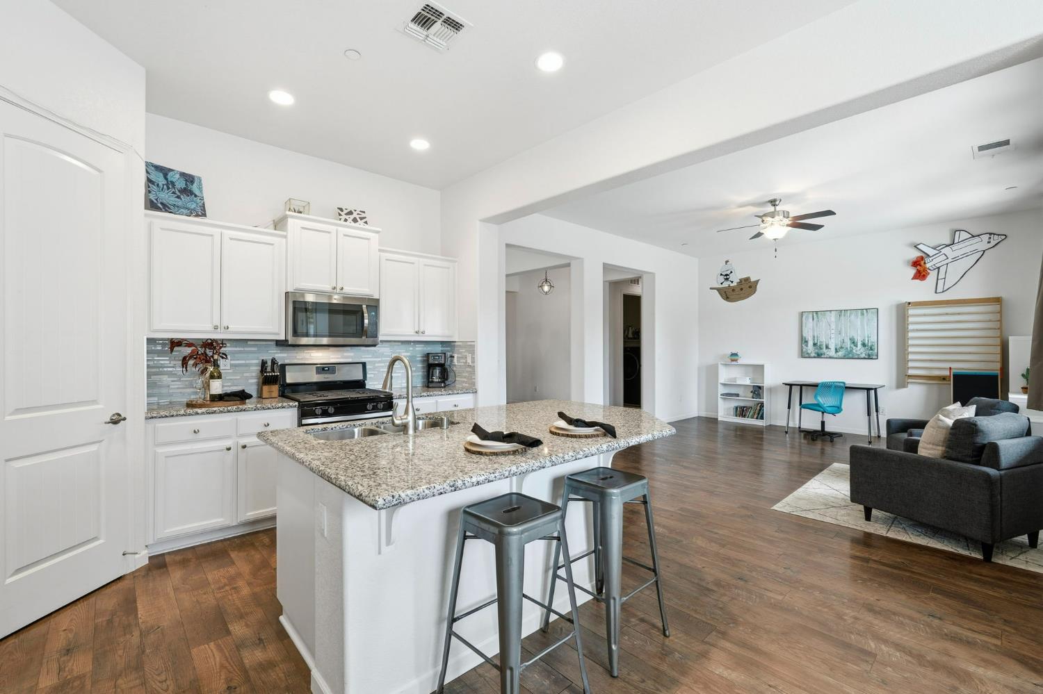 1249 Blue Flax Dr, Patterson, CA 95363