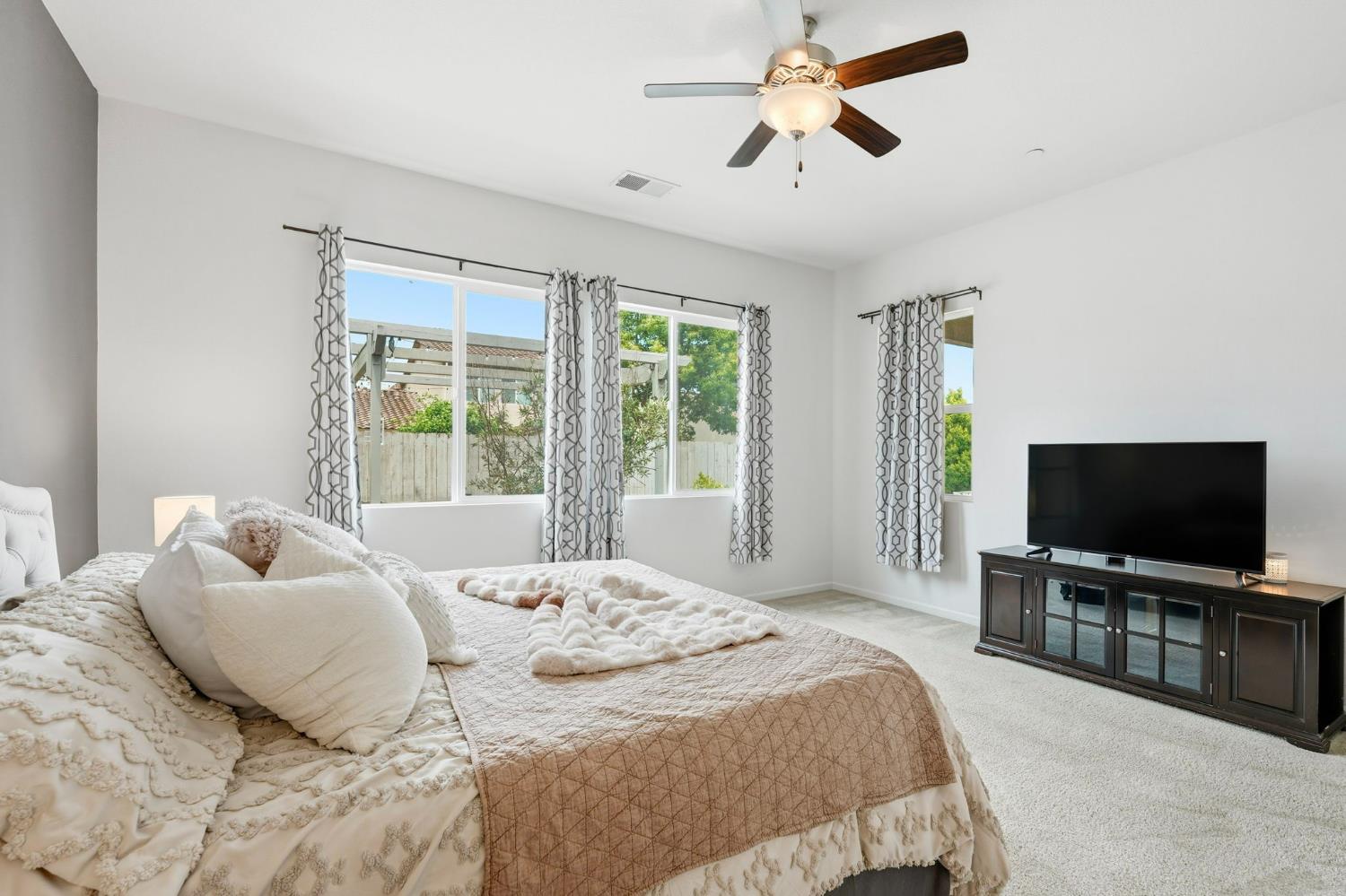 1249 Blue Flax Dr, Patterson, CA 95363