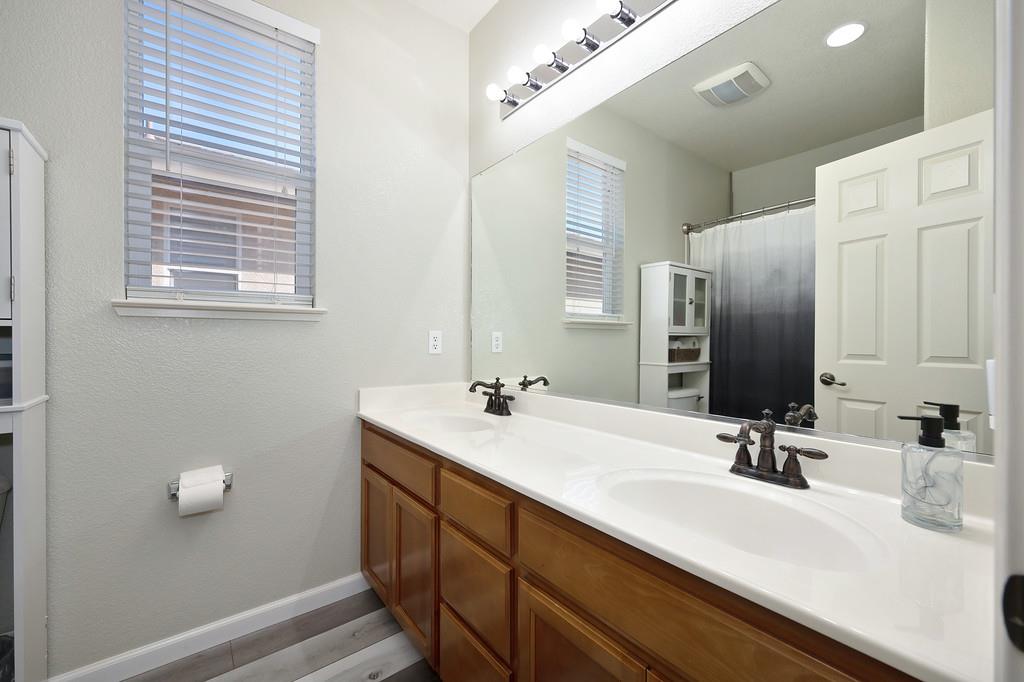 5034 Winding River Ct, Riverbank, CA 95367