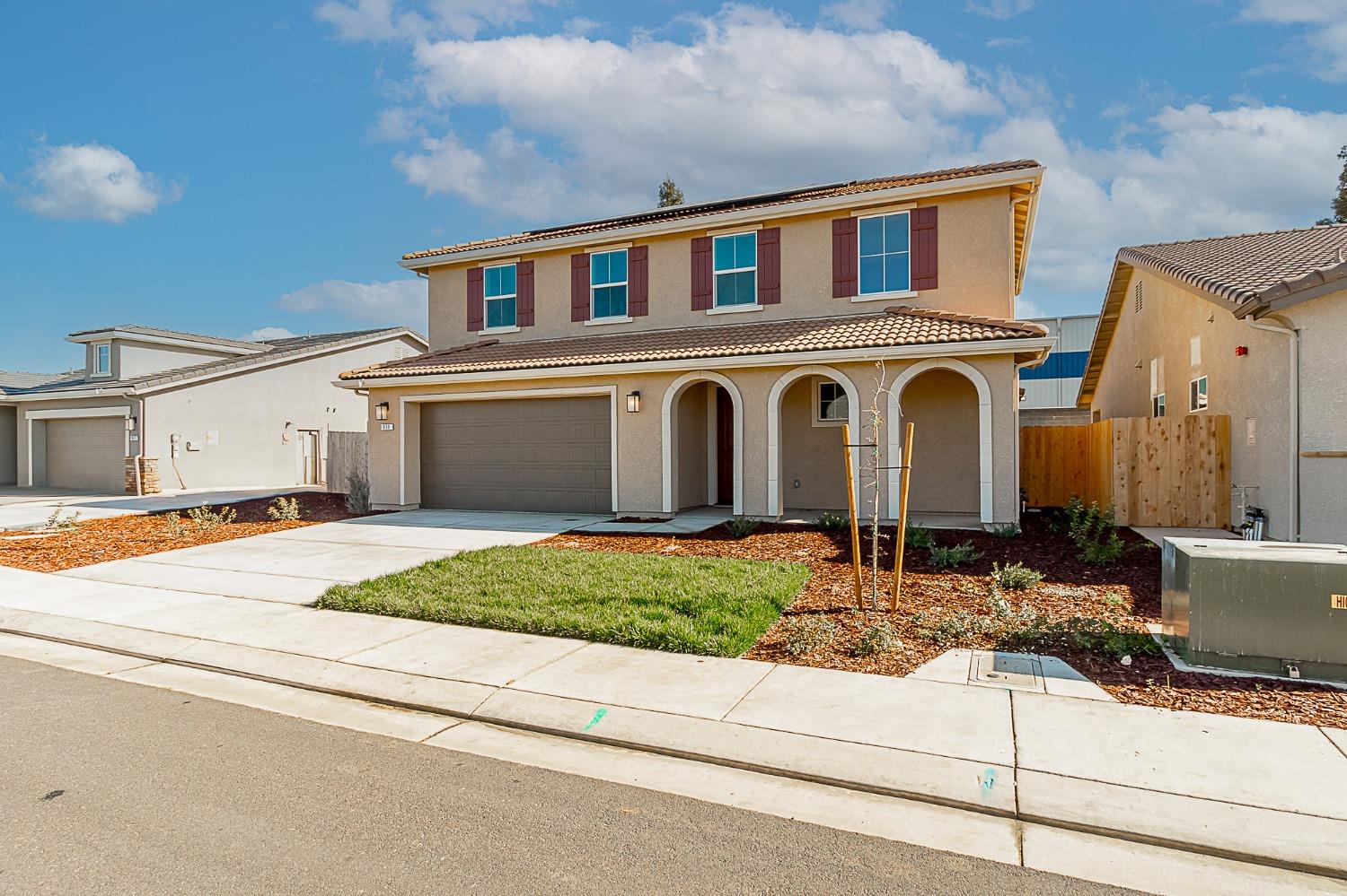 909 Meadowlands Dr, Oakdale, CA 95361