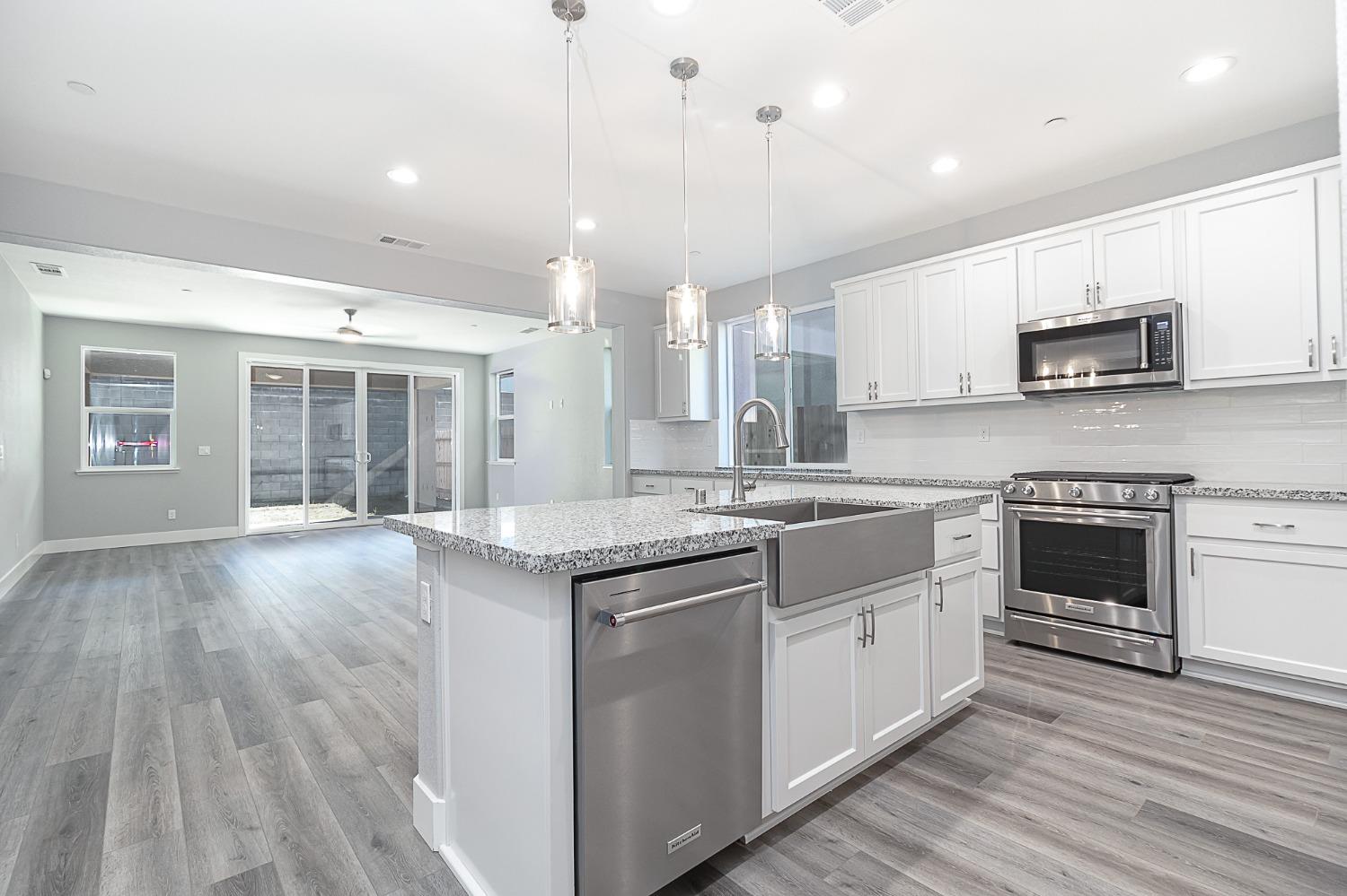 909 Meadowlands Dr, Oakdale, CA 95361