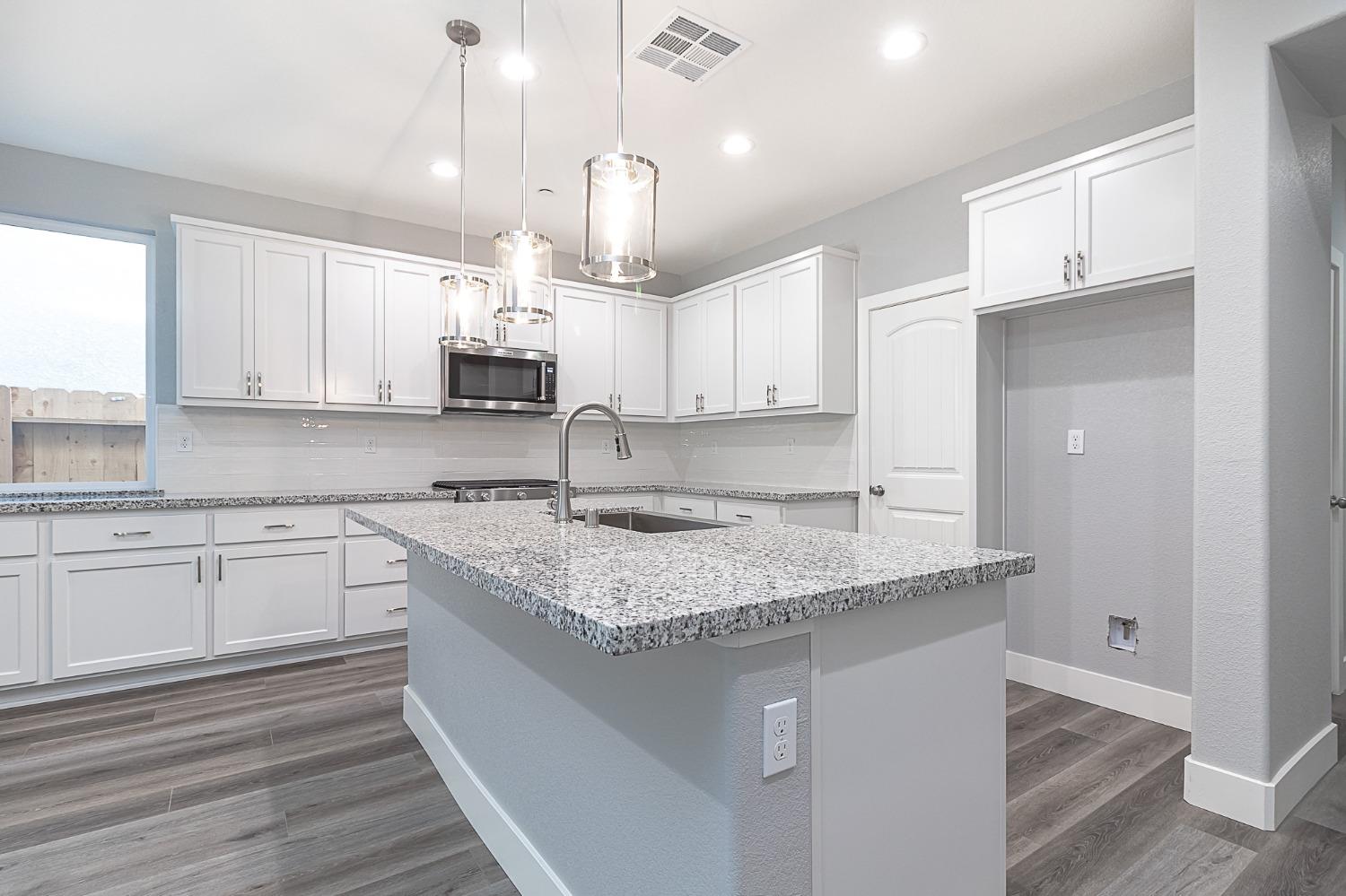 909 Meadowlands Dr, Oakdale, CA 95361