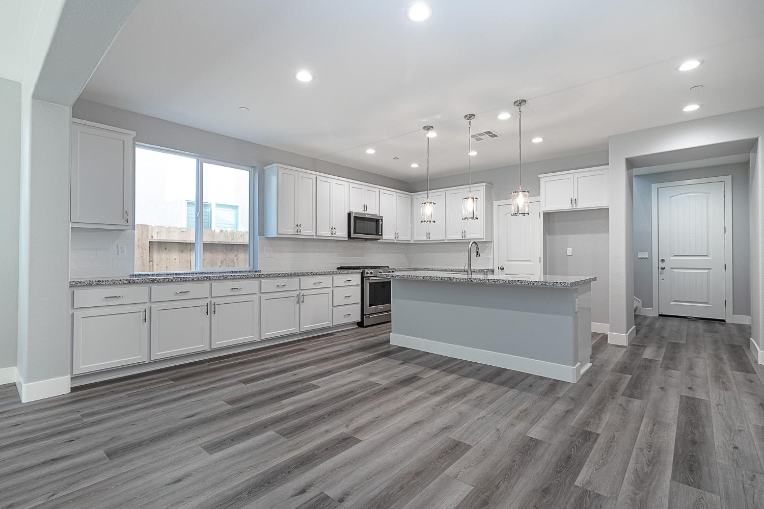 909 Meadowlands Dr, Oakdale, CA 95361