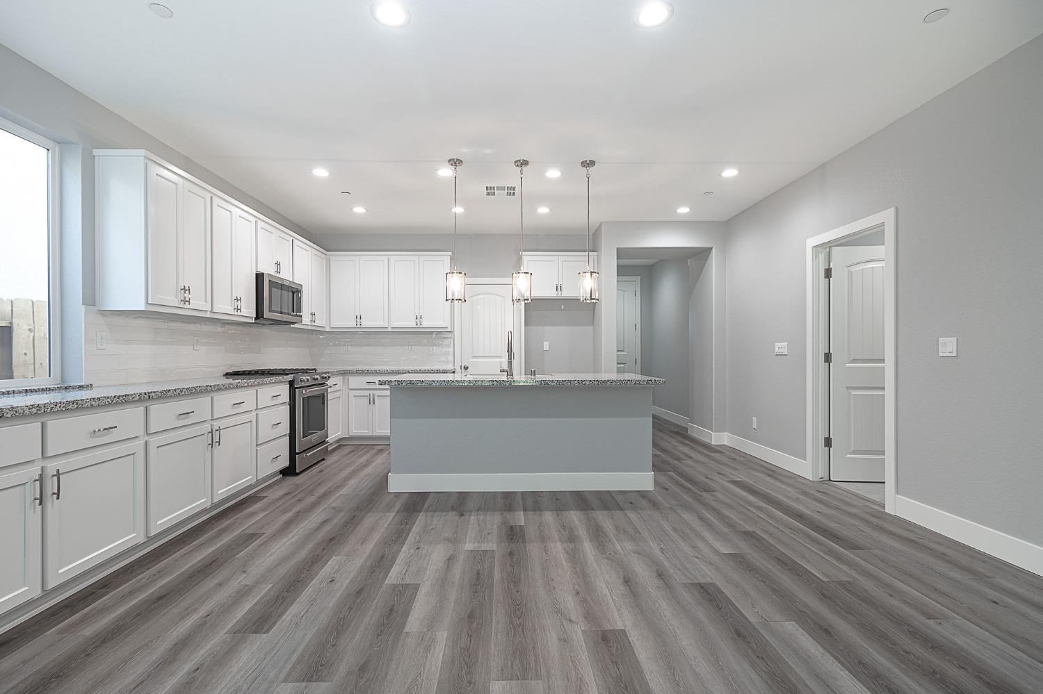 909 Meadowlands Dr, Oakdale, CA 95361