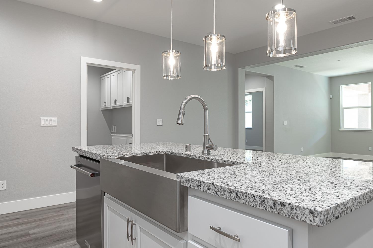 909 Meadowlands Dr, Oakdale, CA 95361