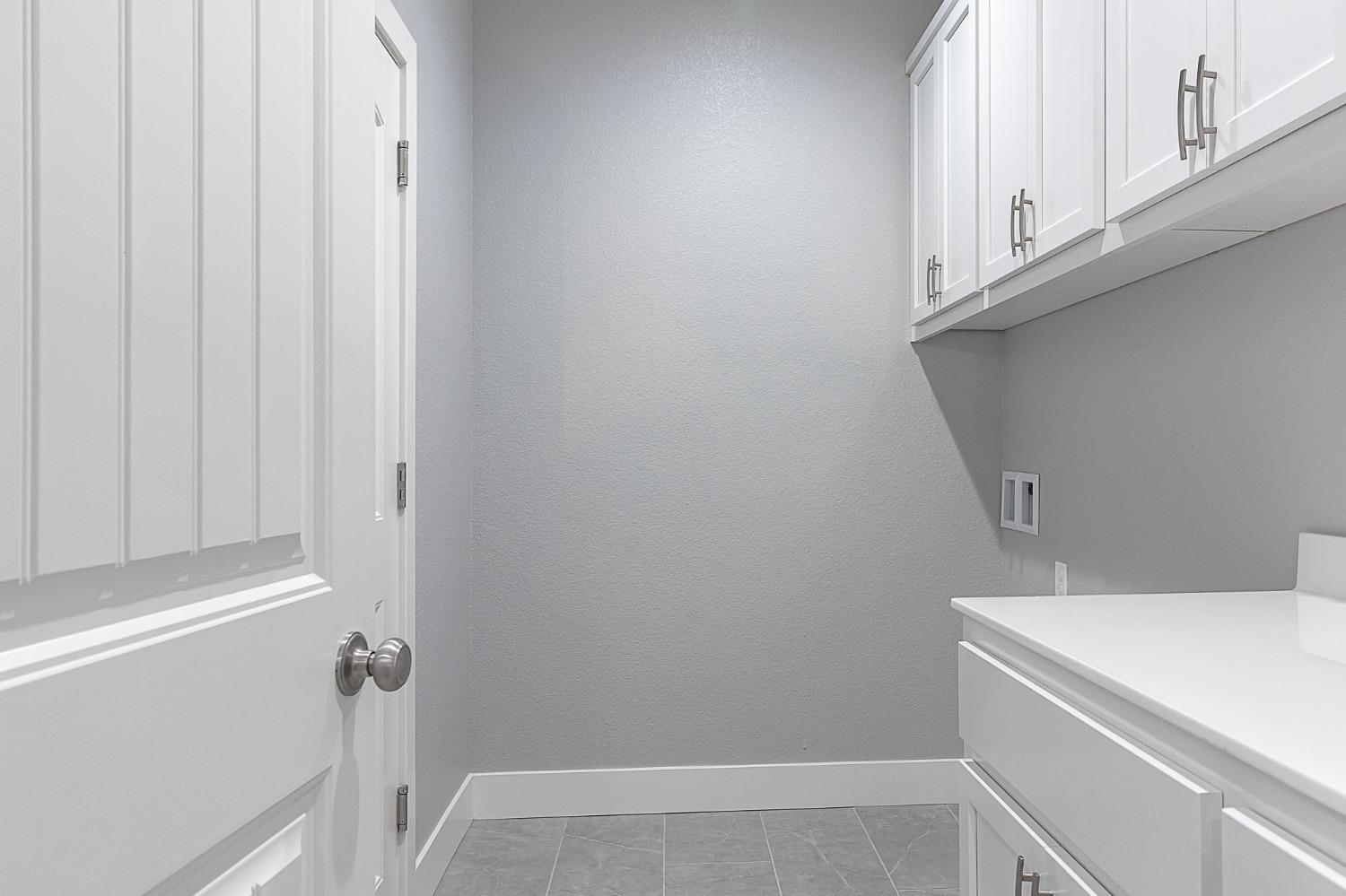 909 Meadowlands Dr, Oakdale, CA 95361